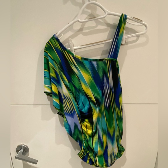 Asymmetrical patterned top - Picture 3 of 3